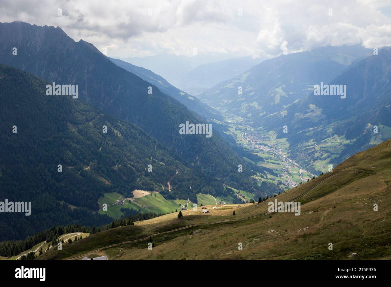 Blick in Richtung San Leonardo / St. Leonhard Tal von Racines / Ratchings / Colle bei Vipiteno / Sterzing, Südtirol / Sudtirol. Stockfoto