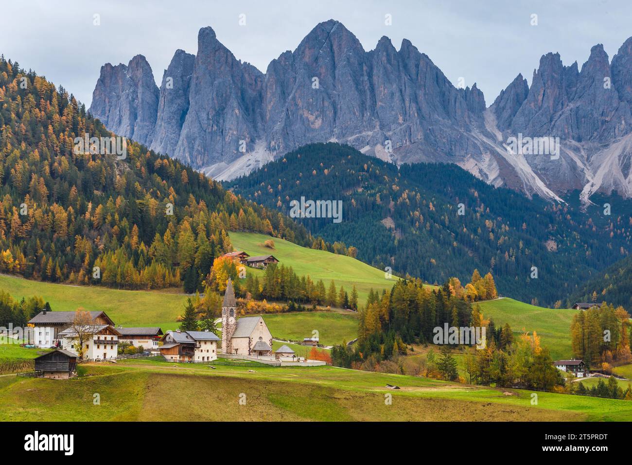 Berühmter Ort Santa Maddalena Dorf mit den Dolomiten im Hintergrund, Val di Funes, Italien Stockfoto