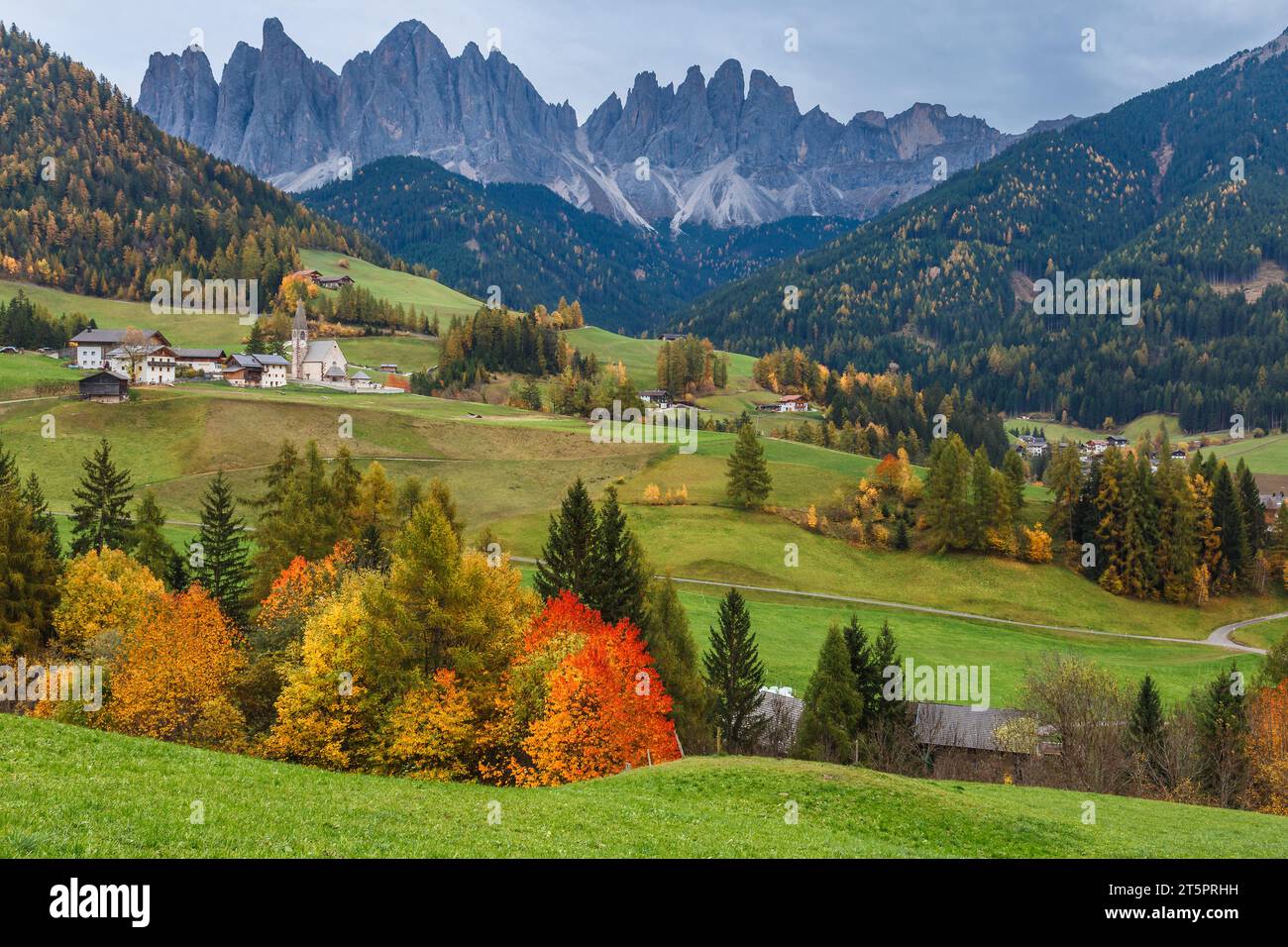 Berühmter Ort Santa Maddalena Dorf mit den Dolomiten im Hintergrund, Val di Funes, Italien Stockfoto