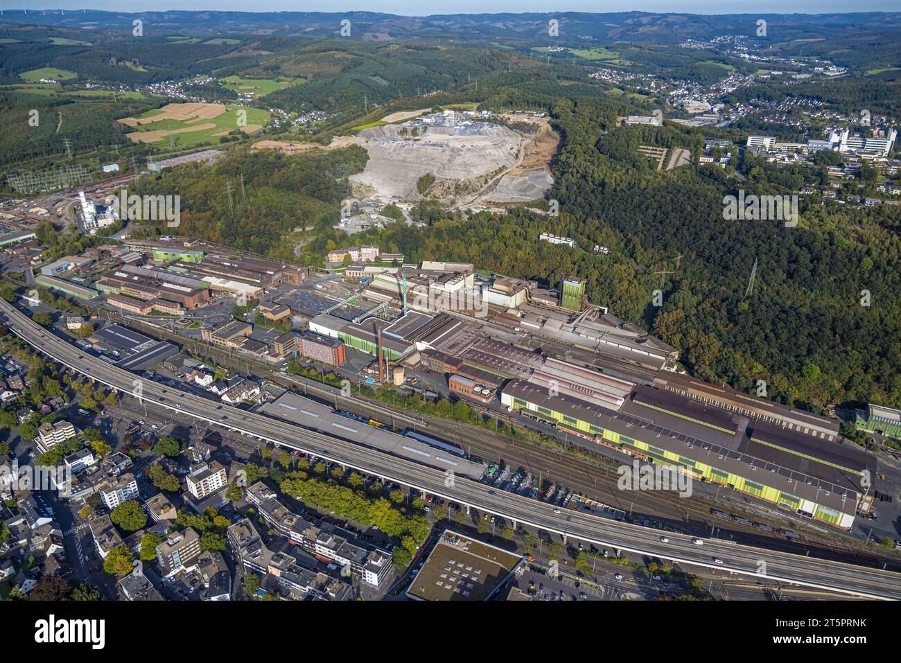 Luftaufnahme, Deutsche Edelstahlwerke Imperial Industrial Logistics GmbH, Mülldeponie Niedersetzen, Brücke der Hüttentalstraße Bundesroa Stockfoto