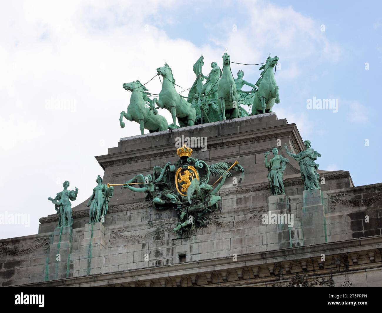 Cinquantenaire Arcade und die bronzene Quadriga-Skulpturengruppe mit einem weiblichen Wagen in Brüssel Belgien Stockfoto