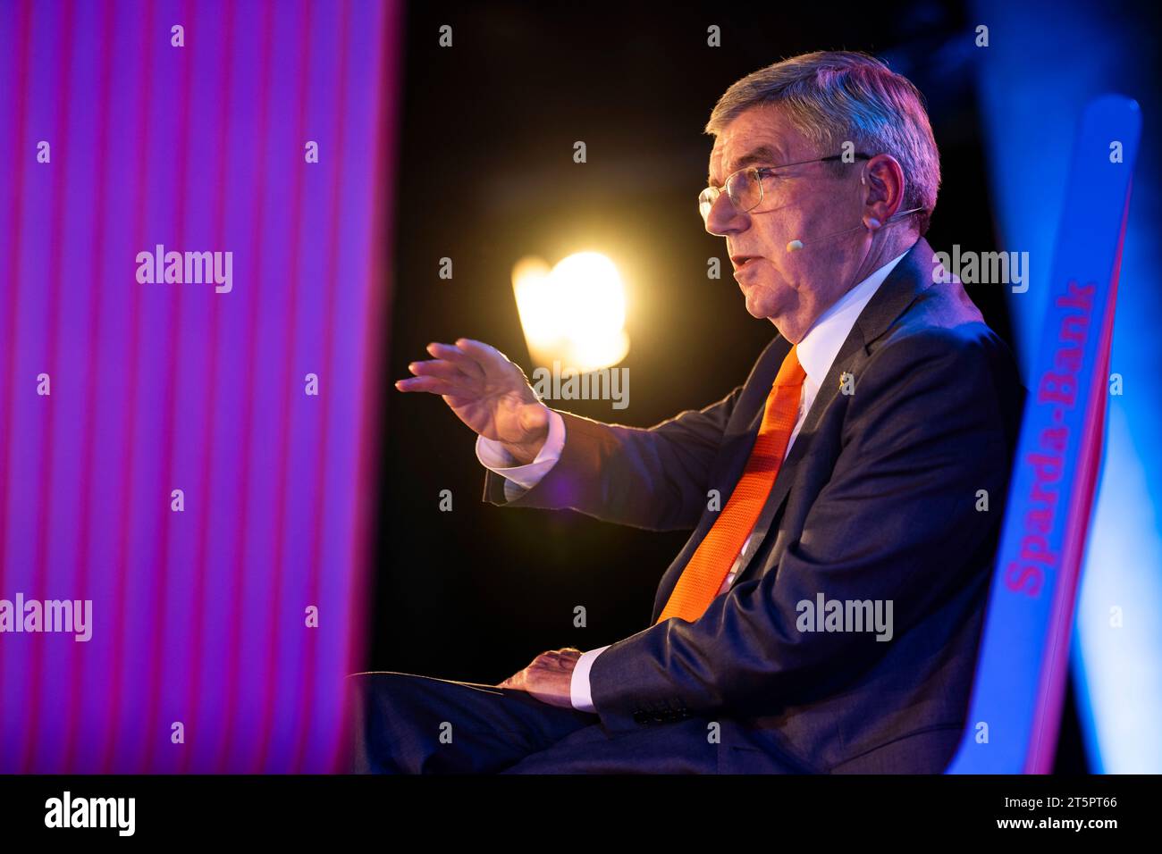 Stuttgart, Deutschland. November 2023. Thomas Bach, IOC-Präsident, spricht während des Stuttgarter Sportgesprächs. Quelle: Tom Weller/dpa/Alamy Live News Stockfoto