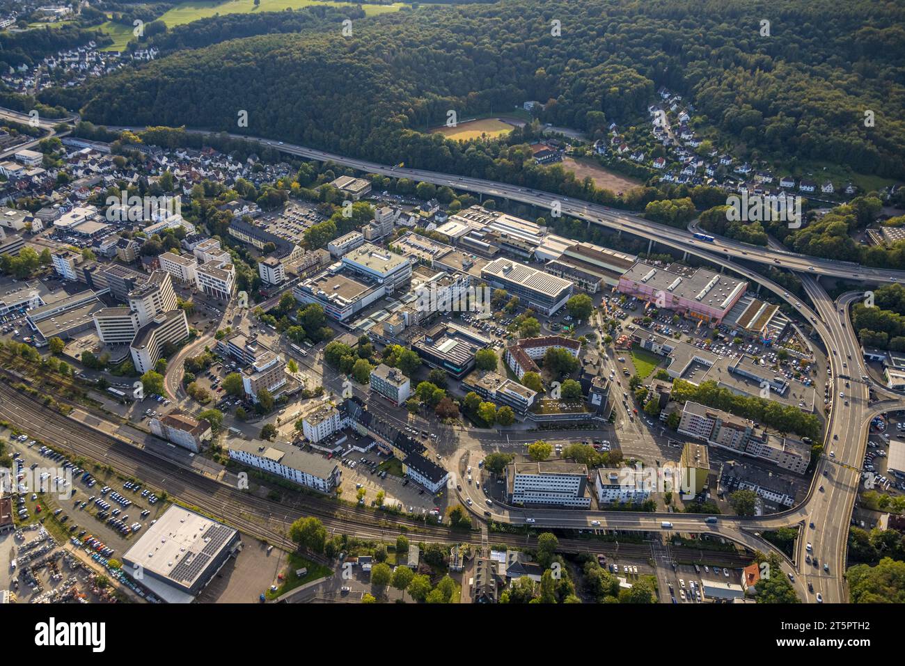 Luftaufnahme, Stadtverwaltung und Finanzamt, Hauptmarkt, Gewerbegebiet mit OBI-Baumarkt an der Hüttentalstraße B54 und B62, W Stockfoto