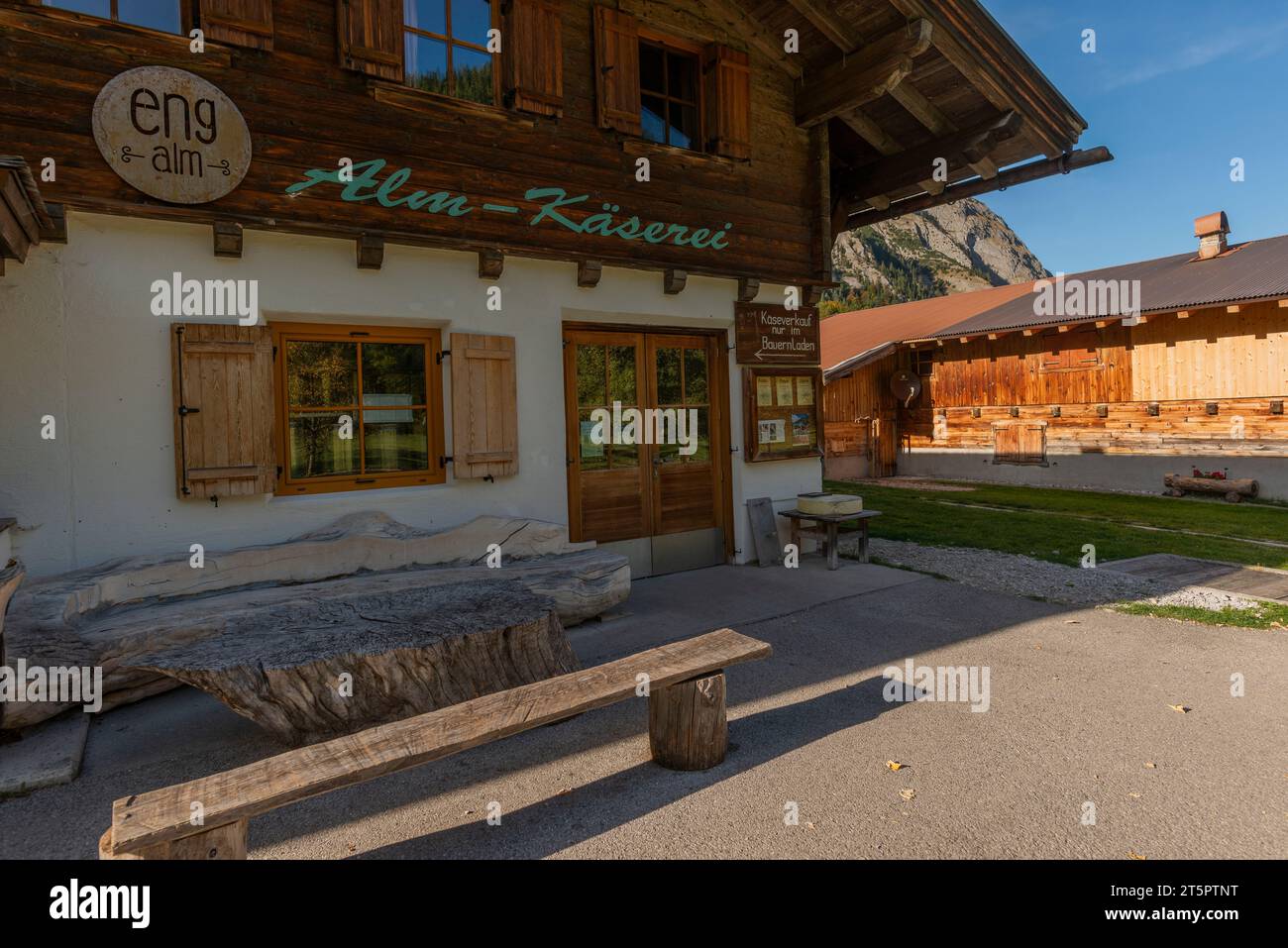 Alpendorf eng auf 1227 m im Engtal, Naturpark Karwendel, Hinterautal-Vomper-Gebirge, Tirol, Österreich, Europa Stockfoto
