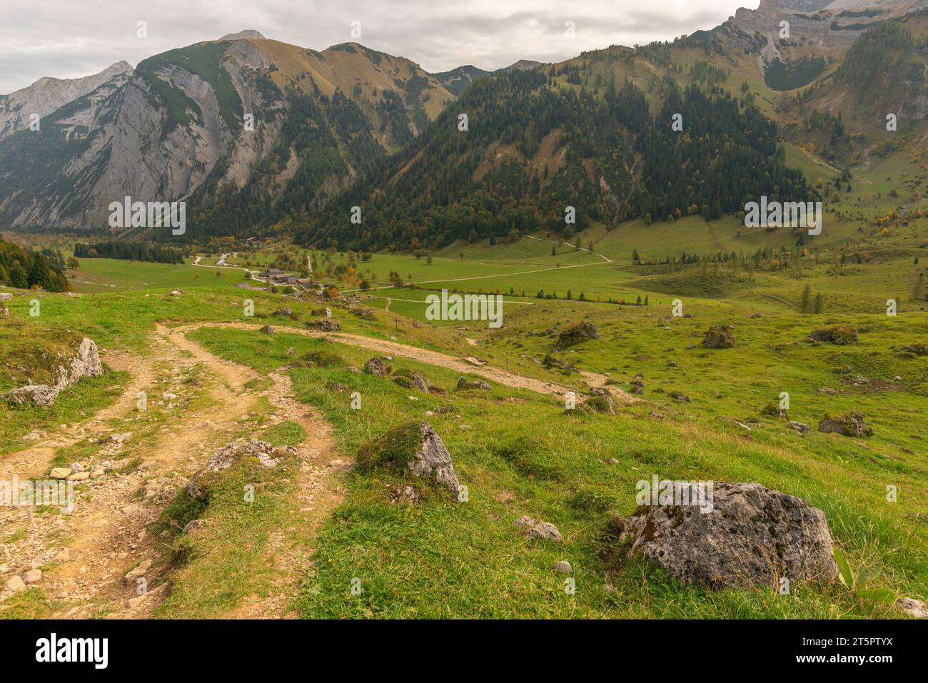 Alpendorf eng auf 1227 m im Engtal, Naturpark Karwendel, Hinterautal-Vomper-Gebirge, Tirol, Österreich, Europa Stockfoto