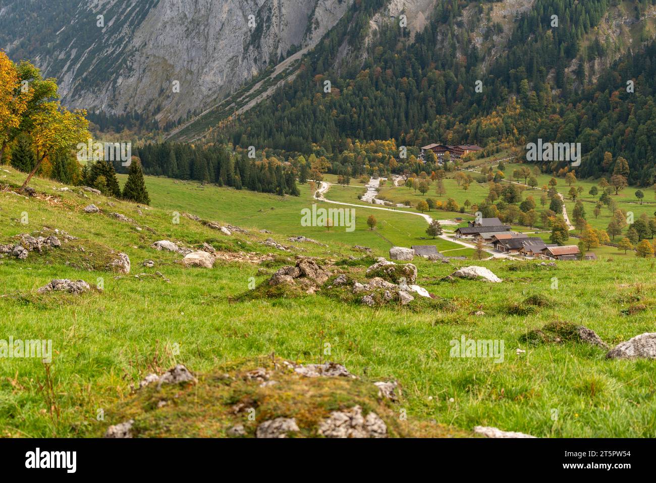 Alpendorf eng auf 1227 m im Engtal, Naturpark Karwendel, Hinterautal-Vomper-Gebirge, Tirol, Österreich, Europa Stockfoto