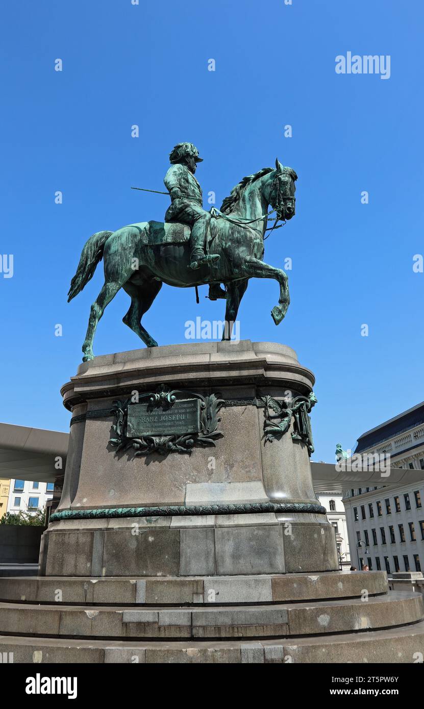 Wien, WIEN, Österreich - 22. August 2023: Reiterstatue des Erzherzogs Albrecht zu Pferd in der Nähe von Albertina Stockfoto
