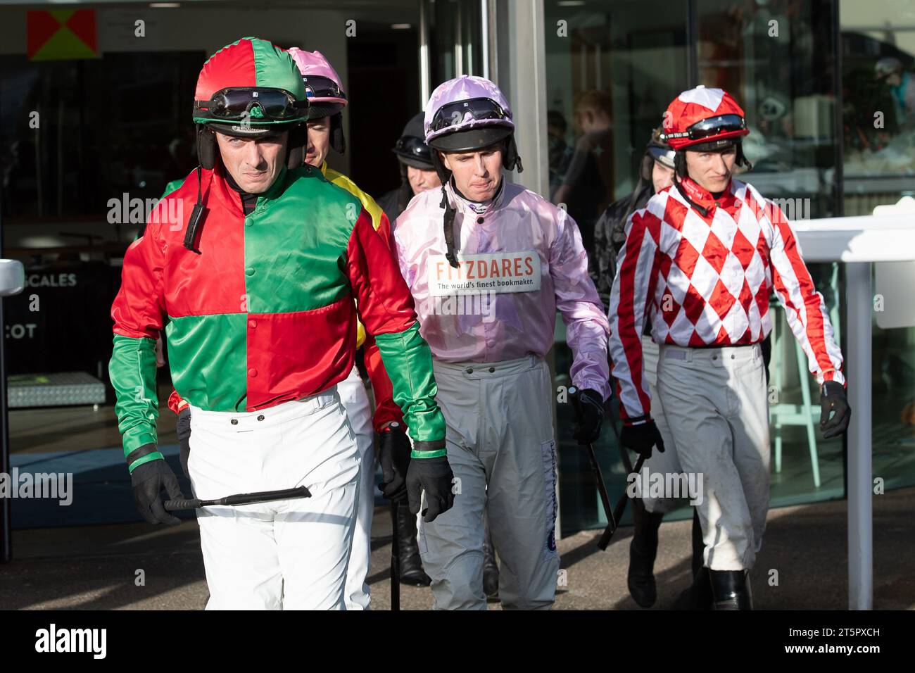 Ascot, Berkshire, Großbritannien. November 2023. Jockey Jack Quinlan (L) macht sich auf den Weg zum Hürdenrennen (Klasse 3) von GL Events (GBB Race) auf der Ascot Racecourse am Fireworks Spectacular Family Raceday. Kredit: Maureen McLean/Alamy Stockfoto