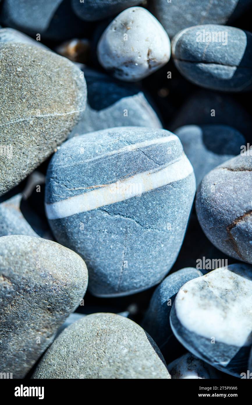 Nahaufnahme von Steinen und Kieselsteinen an einem Strand in Cornwall, England, Großbritannien Stockfoto