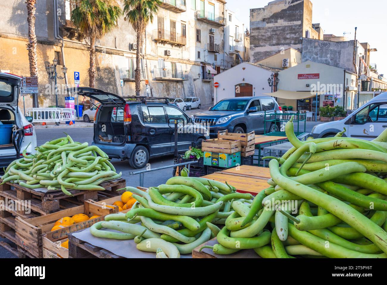 CASTELLAMMARE DEL GOLFO, ITALIEN - 15. JULI 2023: Markt in der Stadt am Morgen. Stockfoto