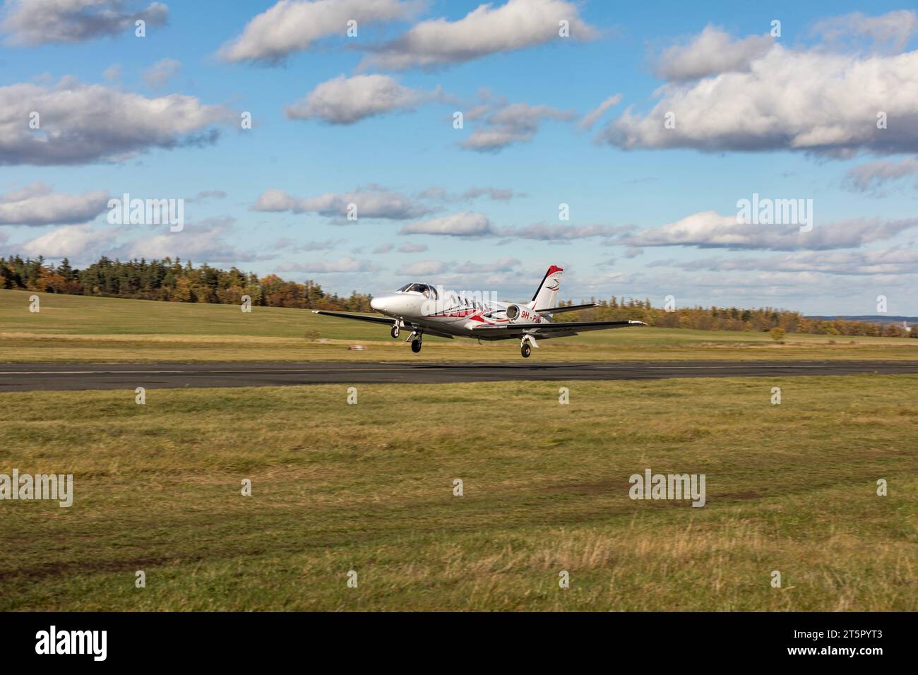 DLOUHA LHOTA, TSCHECHISCHE REPUBLIK - 11. NOVEMBER 2023. Cessna 550 Citation II Eine Cessna Citation startet am Flughafen in Dlouha Lhota. Cessna-Zitat II Stockfoto