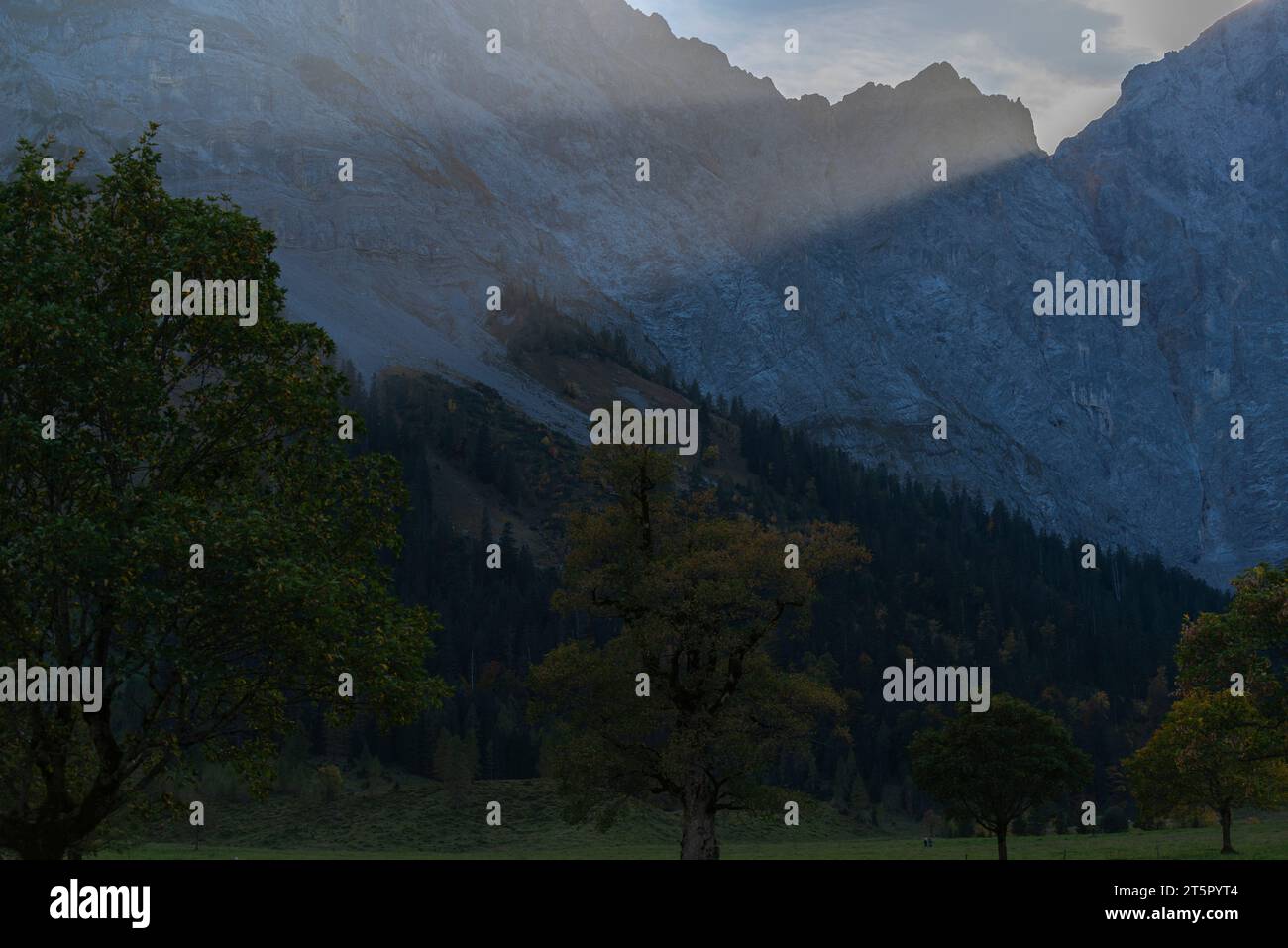 Letztes Sonnenlicht im Engtal oder Engtal, Karwendelmassiv, Alpen, Hinterriss, Tirol, Österreich. Europa Stockfoto