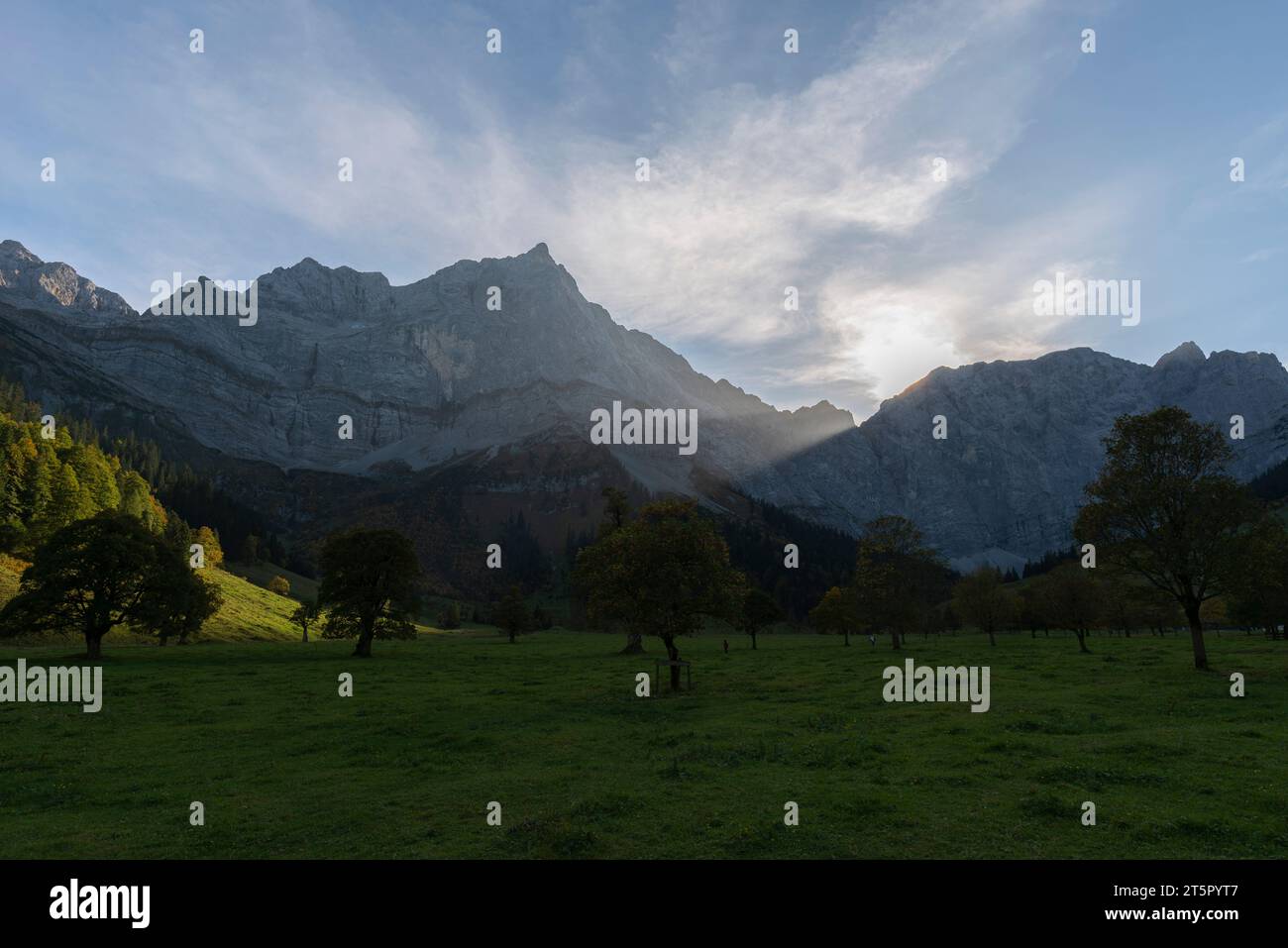 Letztes Sonnenlicht im Engtal oder Engtal, Karwendelmassiv, Alpen, Hinterriss, Tirol, Österreich. Europa Stockfoto