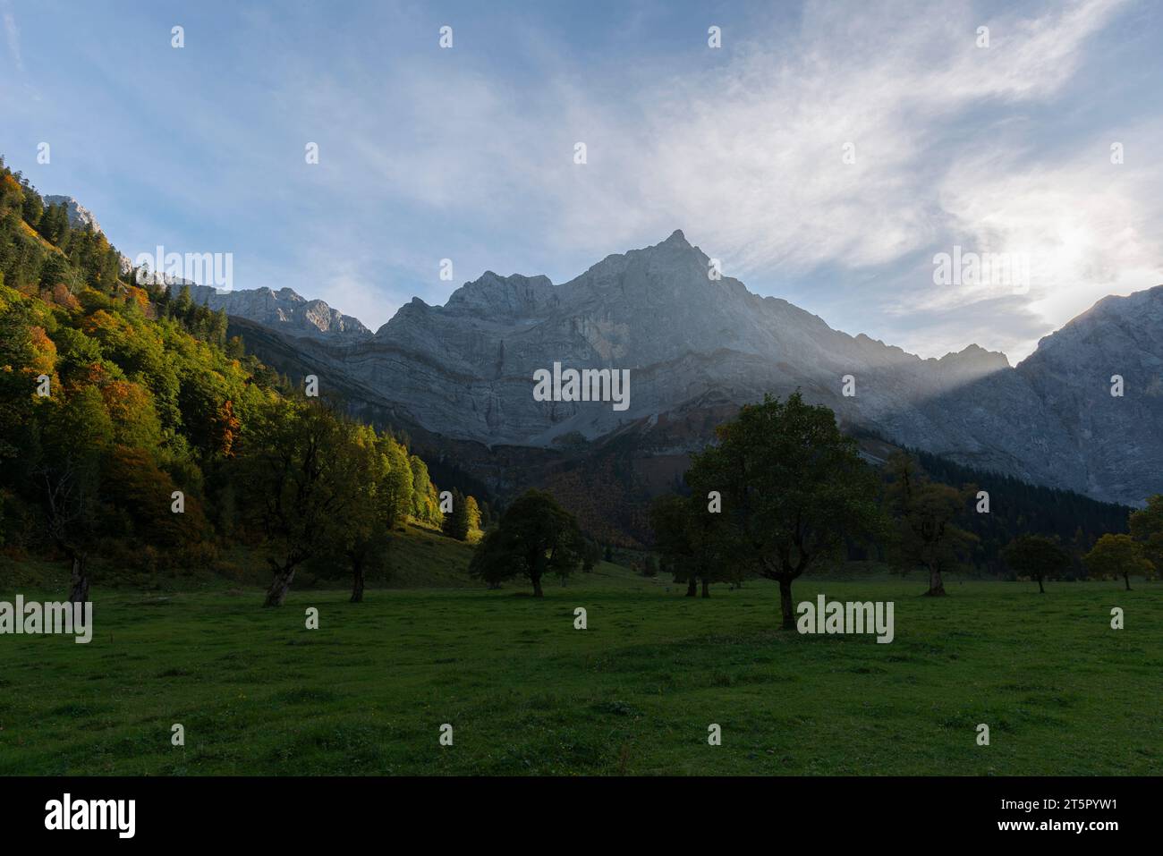 Letztes Sonnenlicht im Engtal oder Engtal, Karwendelmassiv, Alpen, Hinterriss, Tirol, Österreich. Europa Stockfoto