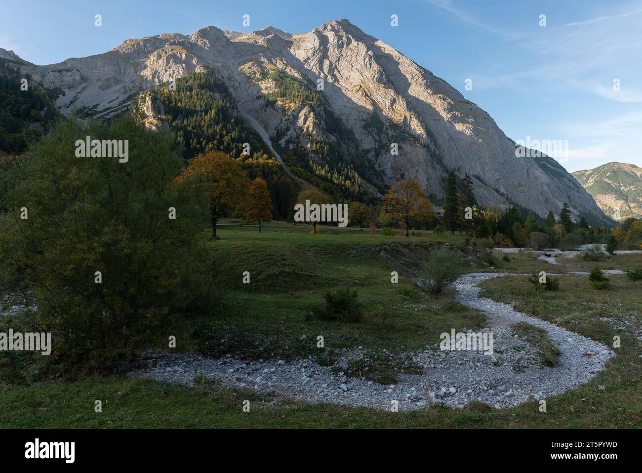 Letztes Sonnenlicht im Engtal oder Engtal, Karwendelmassiv, Alpen, Hinterriss, Tirol, Österreich. Europa Stockfoto
