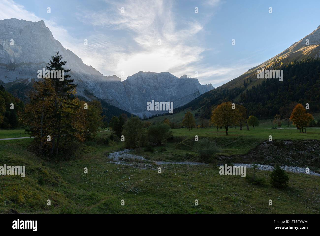 Letztes Sonnenlicht im Engtal oder Engtal, Karwendelmassiv, Alpen, Hinterriss, Tirol, Österreich. Europa Stockfoto
