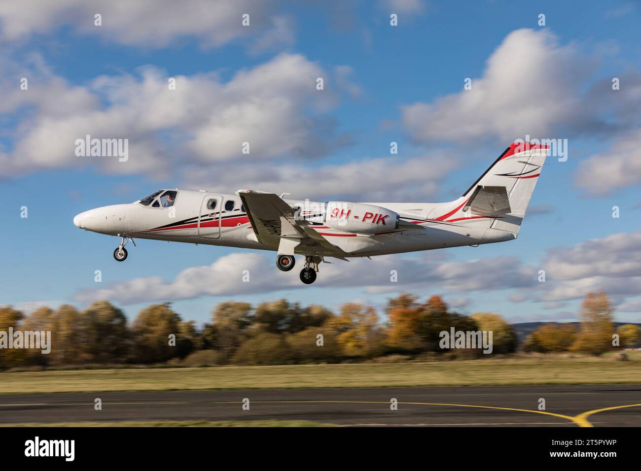 DLOUHA LHOTA, TSCHECHISCHE REPUBLIK - 11. NOVEMBER 2023. Cessna 550 Citation II Eine Cessna Citation startet am Flughafen in Dlouha Lhota. Cessna-Zitat II Stockfoto