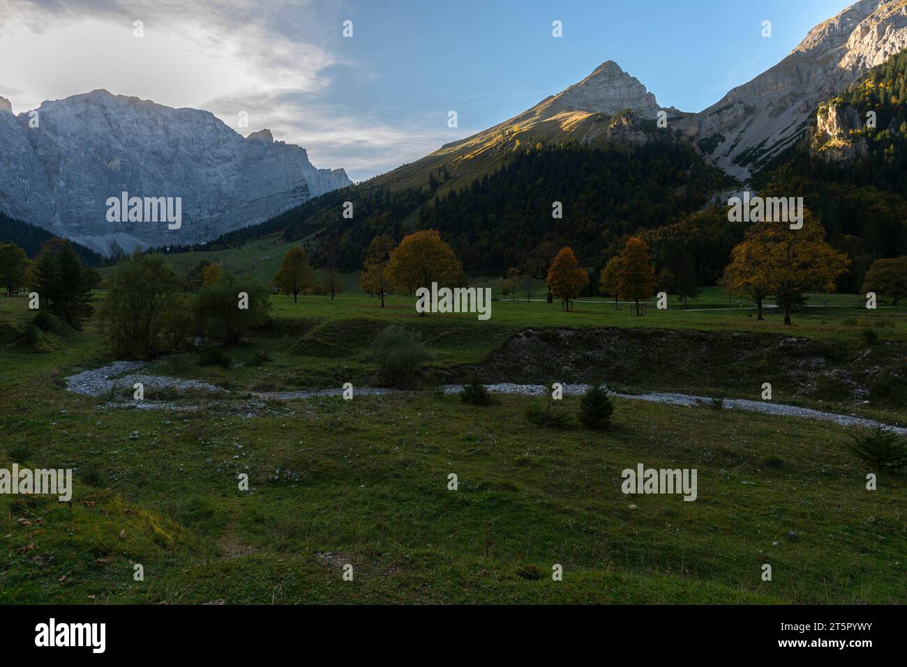 Letztes Sonnenlicht im Engtal oder Engtal, Karwendelmassiv, Alpen, Hinterriss, Tirol, Österreich. Europa Stockfoto