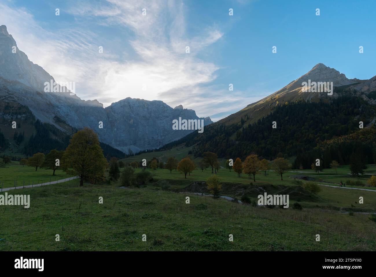 Letztes Sonnenlicht im Engtal oder Engtal, Karwendelmassiv, Alpen, Hinterriss, Tirol, Österreich. Europa Stockfoto