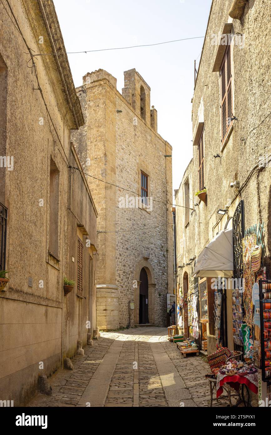 ERICE, ITALIEN - 17. JULI 2023: Eine Steinstraße der historischen Stadt in der Nähe von Trapani im Nordwesten Siziliens. Stockfoto