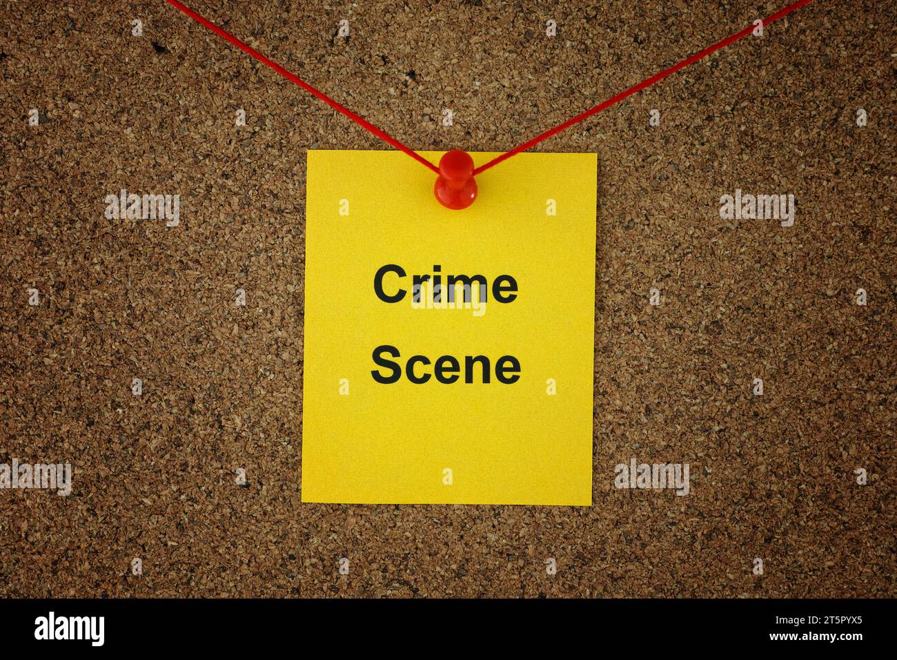 Ein gelber Papierzettel mit den Worten Crime Scene drauf, mit roten Fäden an die Detektivtafel geheftet. Nahaufnahme. Stockfoto