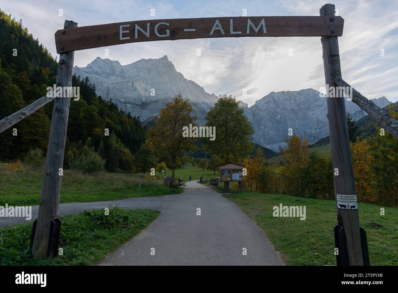Letztes Sonnenlicht im Engtal oder Engtal, Karwendelmassiv, Alpen, Hinterriss, Tirol, Österreich. Europa Stockfoto