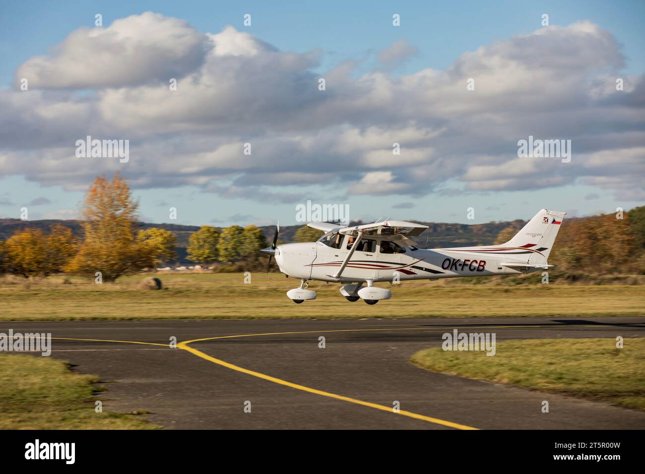 DLOUHA LHOTA, TSCHECHISCHE REPUBLIK - 11. NOVEMBER 2023. Cessna 172S Skyhawk SP startet am Flughafen in Dlouha Lhota. Die Cessna 172 Skyhawk ist ein leichter Single- Stockfoto