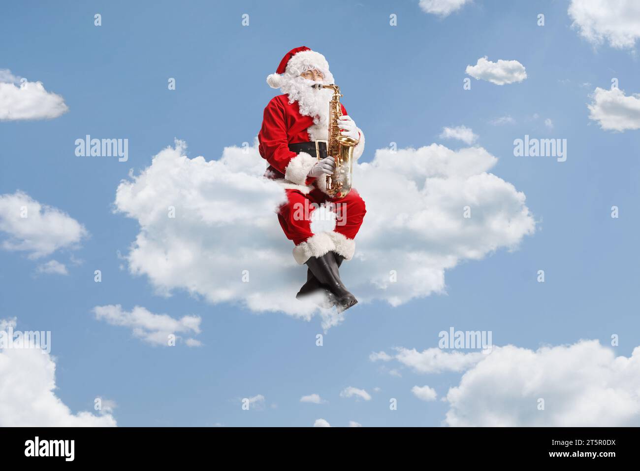 Weihnachtsmann spielt Saxophon und sitzt auf einer Wolke am Himmel Stockfoto
