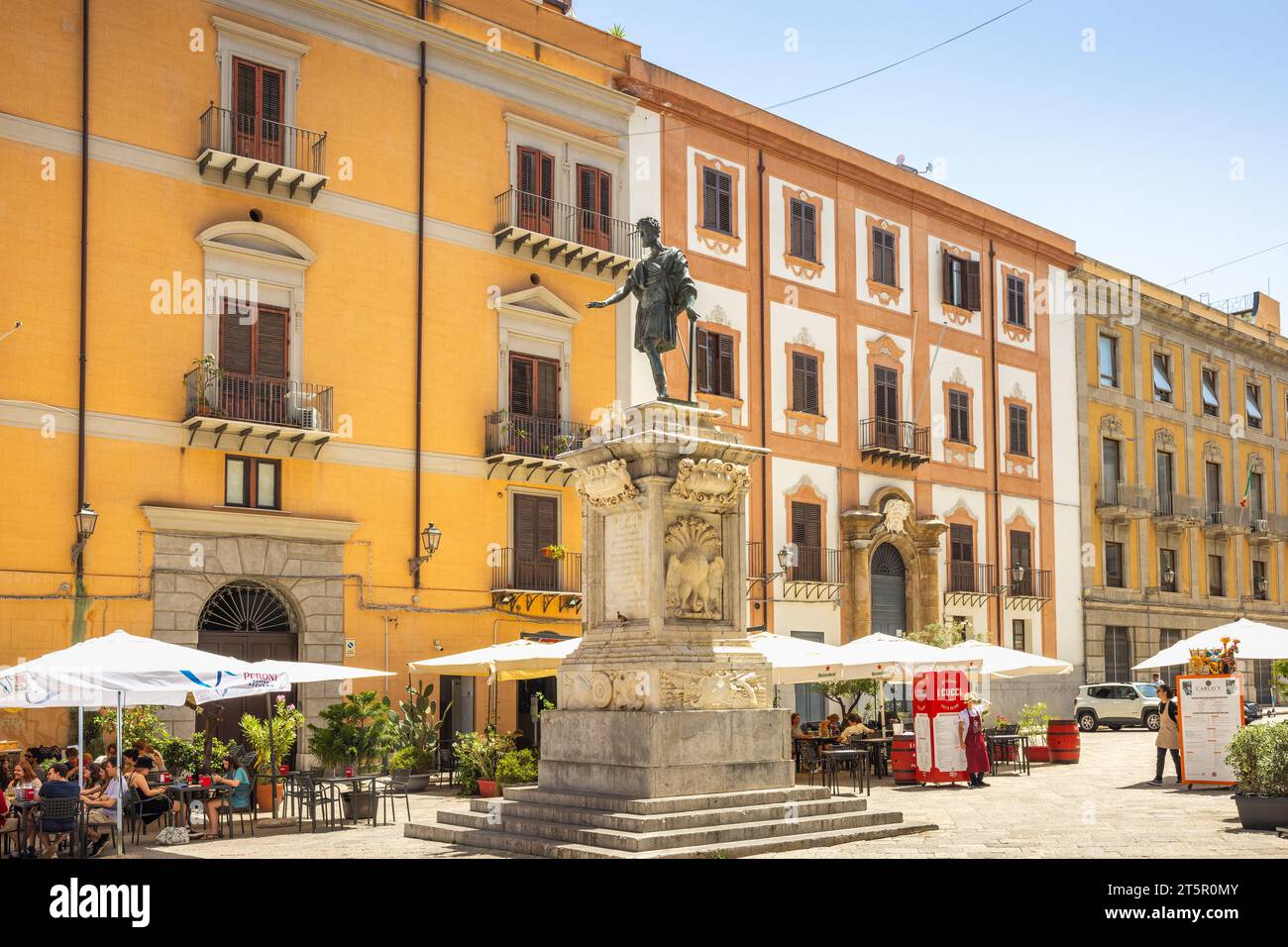 PALERMO, ITALIEN - 18. JULI 2023: Piazza Bologni. Stockfoto