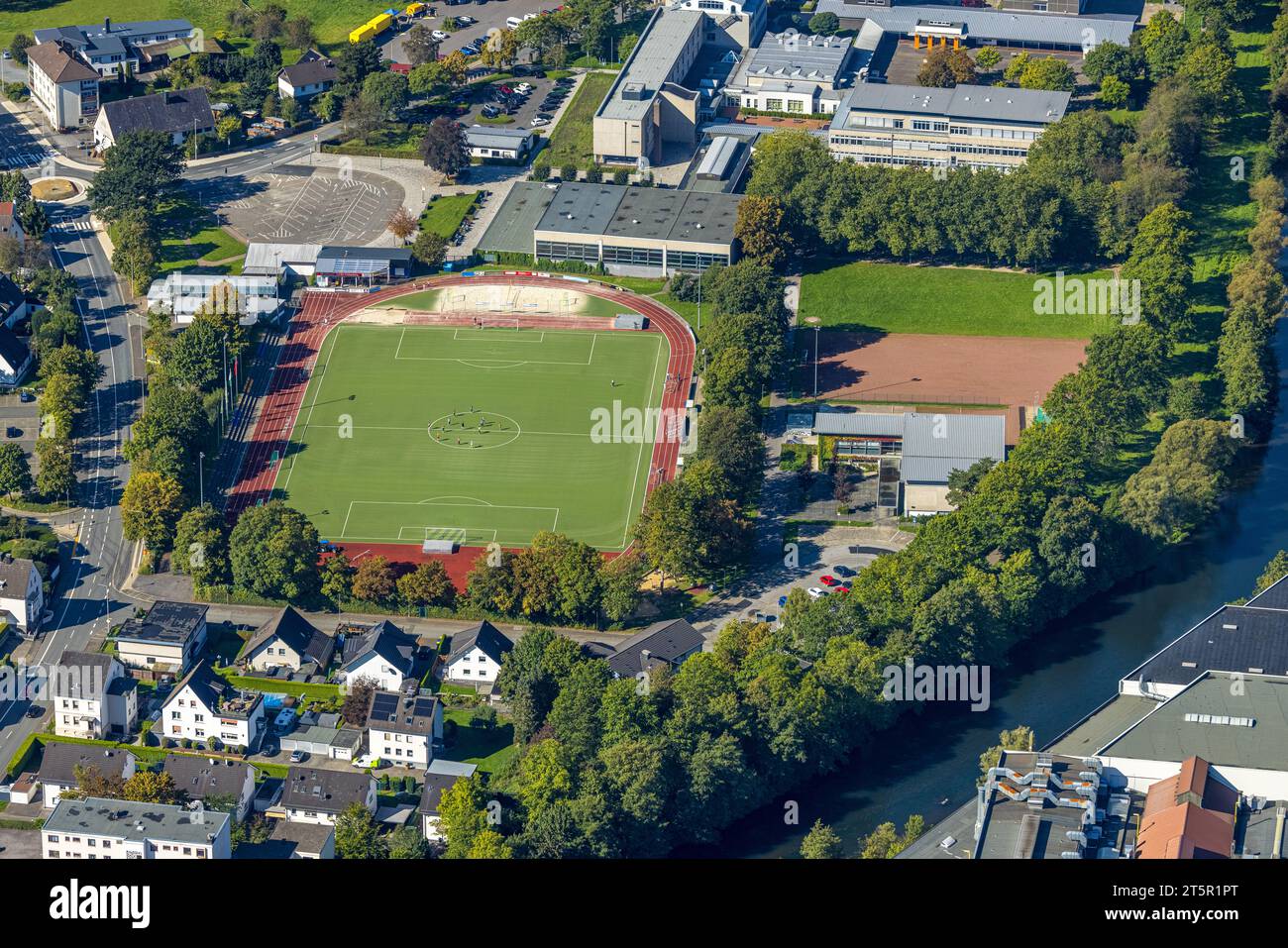 Aus der Vogelperspektive, Lennestadion von TuS Plettenberg, Fußball- und Leichtathletikstadion, Albert-Schweitzer Gymnasium, Holthausen, Plettenberg, Sauerland, Noch Nicht Stockfoto