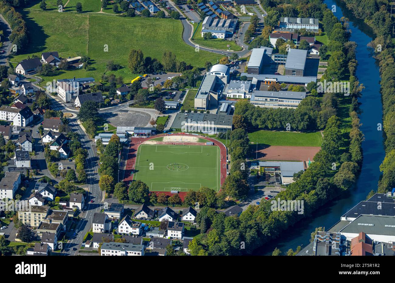 Aus der Vogelperspektive, Lennestadion von TuS Plettenberg, Fußball- und Leichtathletikstadion, städtisches Albert-Schweitzer Gymnasium und Gechwister-Scholl-Realschu Stockfoto