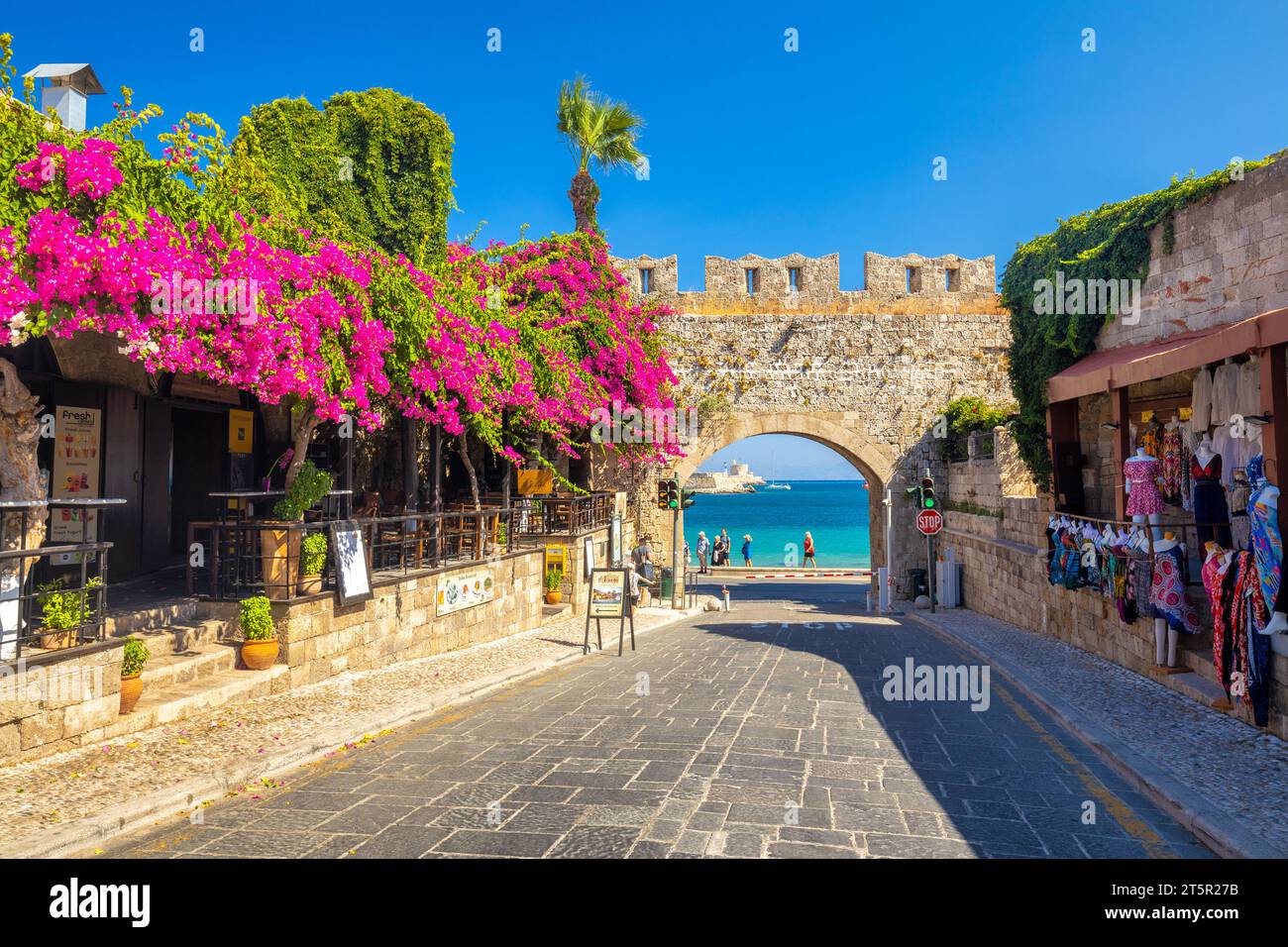 RHODOS, GRIECHENLAND - 7. JULI 2022: Tor der Jungfrau Maria im historischen Zentrum der Stadt Rhodos. Stockfoto