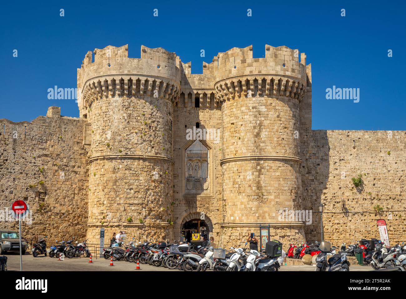 RHODOS, GRIECHENLAND - 7. JULI 2022: Marine Gate (Sea Gate) in Rhodos Stadt. Stockfoto