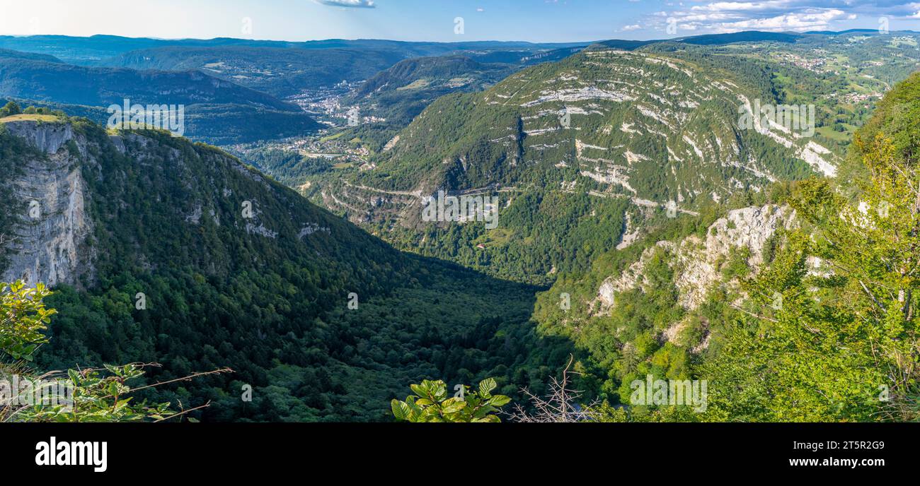 White Rock Belvedere. Blick auf die Landschaft von Les Bouchoux mit dem Dorf Saint Claude, Hügeln, Wäldern und Felsfalten Stockfoto