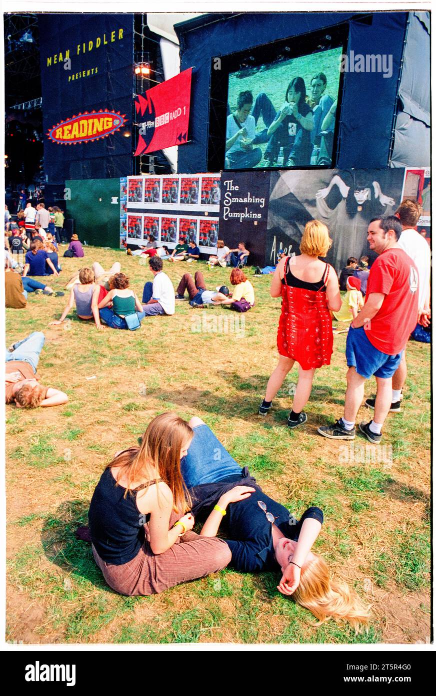 BRITPOP- und ROCKFANS, READING FESTIVAL, 1998: Junge Freunde teilen einen entspannenden Moment auf der Hauptbühne. Eine Szene aus dem Schauplatz und Publikum in der Arena der Main Stage beim Reading Festival 1998 am 28-30. August 1998 in Reading, England, Großbritannien. Foto: Rob Watkins Stockfoto