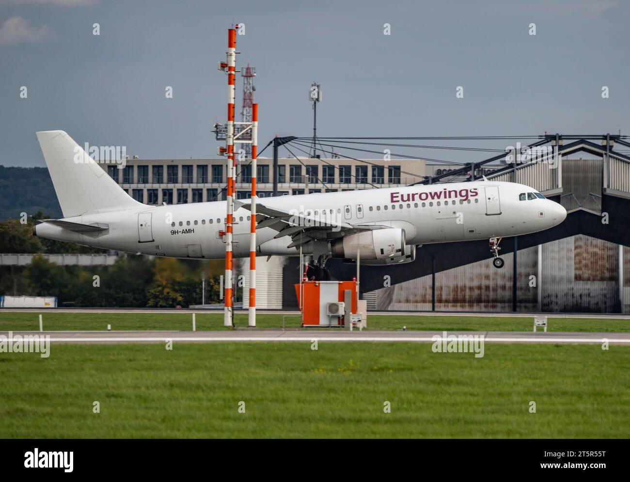Eurowings, Airbus A320-200, 9H-AMH, Landung am Flughafen Düsseldorf, Stockfoto