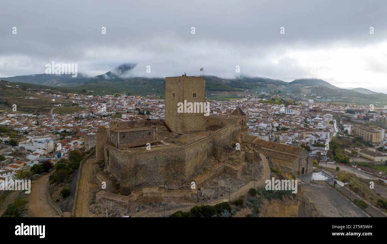 Aus der Vogelperspektive auf die Burg von Alcaudete in der Provinz Jaén, Andalusien Stockfoto