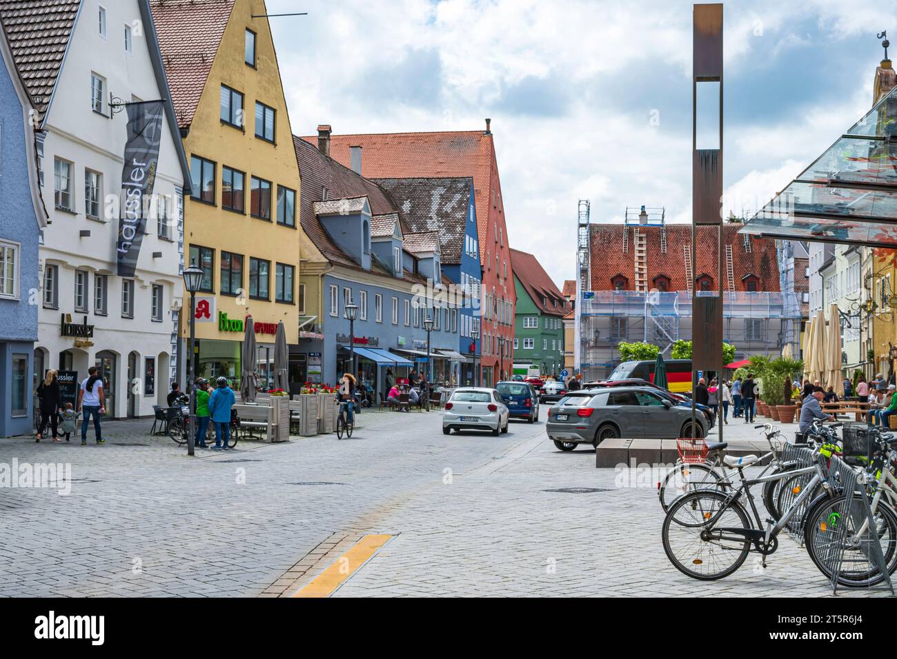 Lebendige Alltagsszene vor historischer architektonischer Kulisse in der Altstadt von Memmingen, Schwaben, Bayern, Deutschland. Stockfoto
