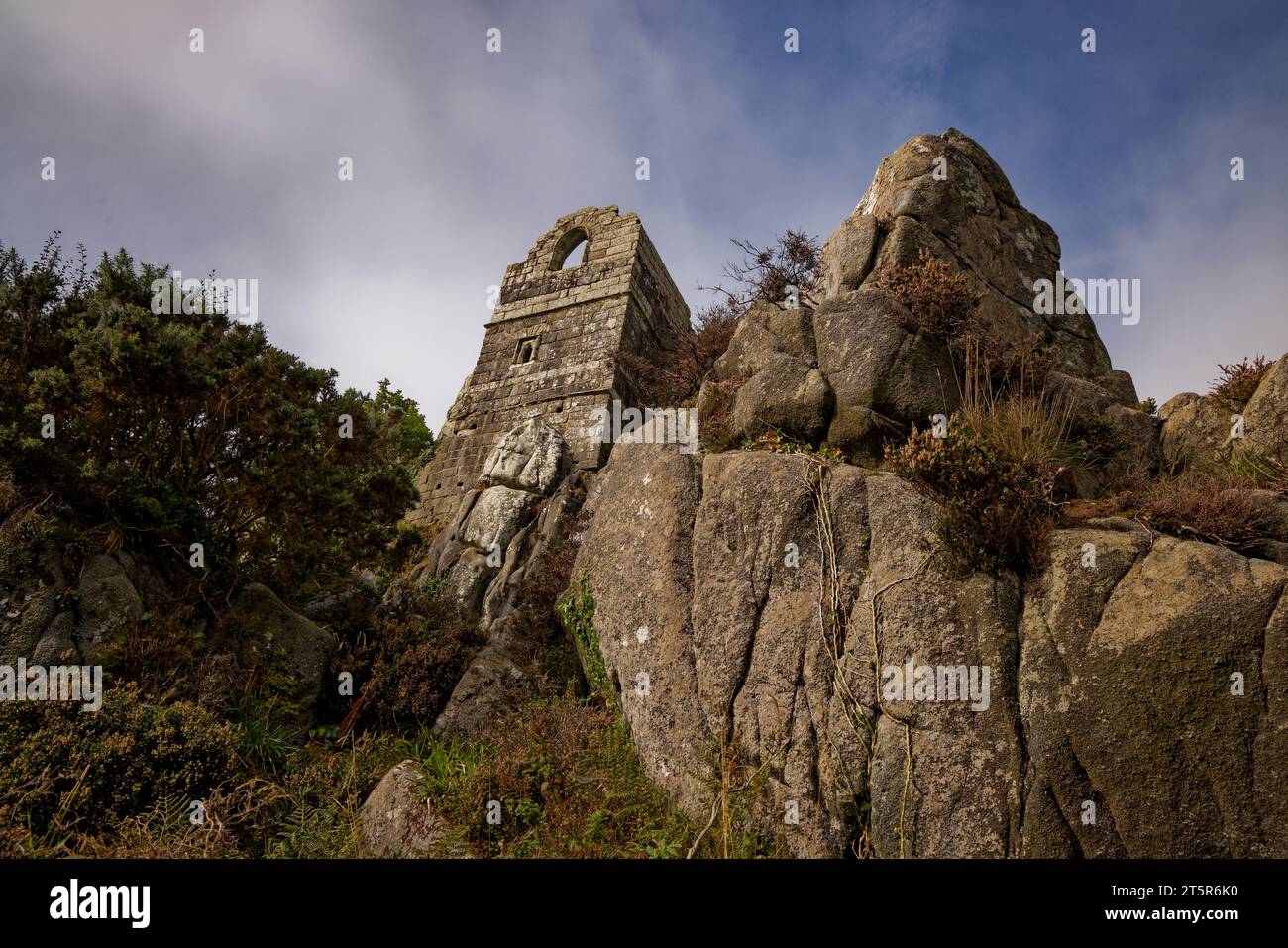 Der Turm der Chapel on the Rock schmiegt sich in die Falten des Granittors Roche, Cornwall. Stockfoto