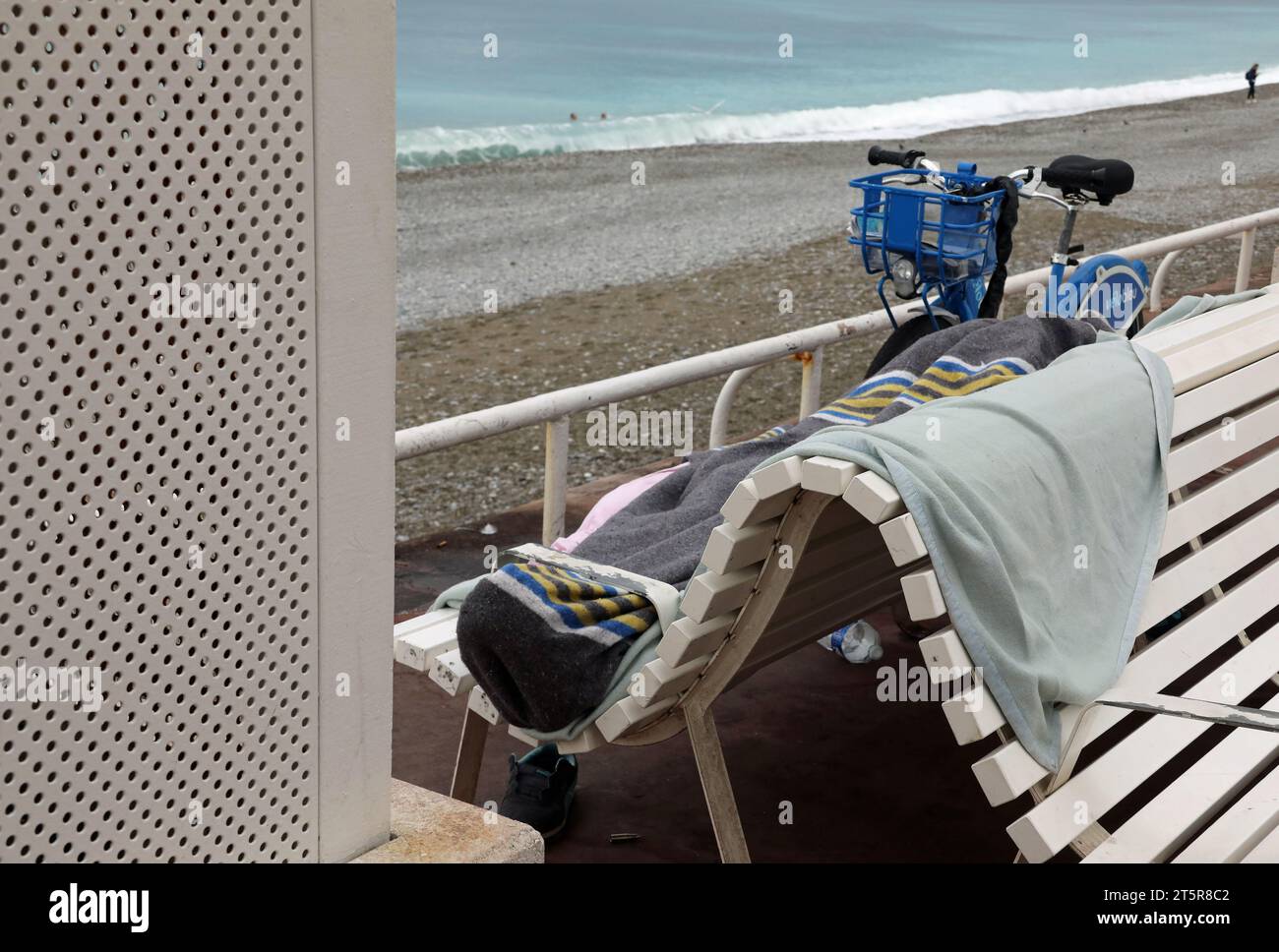 Person, die auf der Promenade des Anglais in Nizza schläft Stockfoto