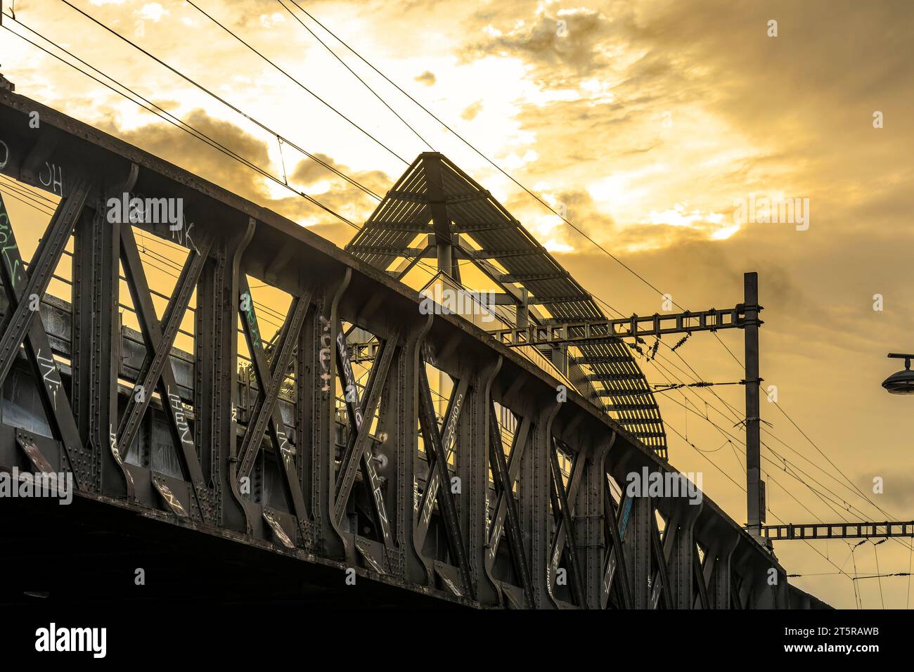 Eisenbahnbrücke an der Pearse Street mit dem Gebäude des Naughton Institute dahinter. Dublin, Irland. Stockfoto