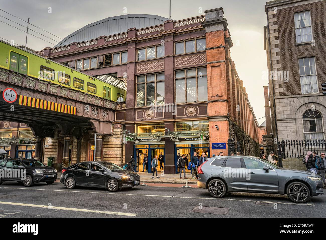 Pearse Railway Station in Westland Row mit Eisenbahnbrücke, Dublin, Irland Stockfoto