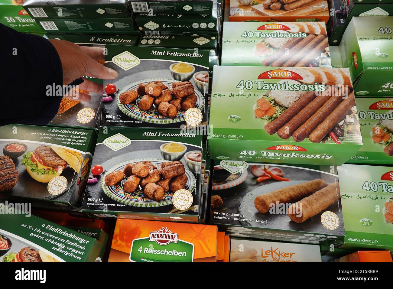 Halal-Essen im Tiefkühlschrank des Supermarktes Stockfoto