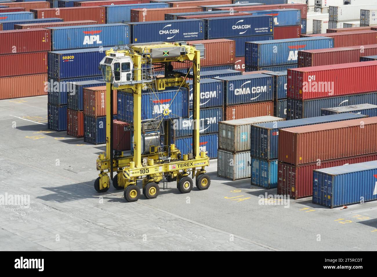 Ein gelber, leerer Traddle Carrier ohne beladenen Container im Kingston Freeport Terminal. Stockfoto
