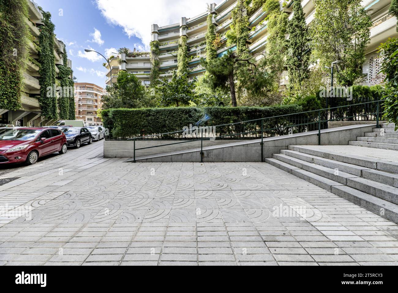 Gartenbereiche mit Treppen und Rampe am Zugang zu einem städtischen Wohnkomplex Stockfoto Gartenbereiche mit Treppen und Rampe am Zugang zu einem städtischen Wohnkomplex Stockfoto