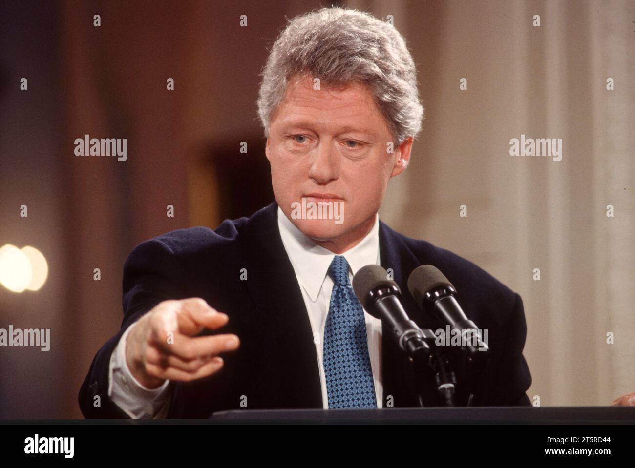 US-Präsident Bill Clinton veranstaltet am 23. April 1993 eine Pressekonferenz im East Room des Weißen Hauses in Washington, DC. Kredit: Ron Sachs/CNP Stockfoto