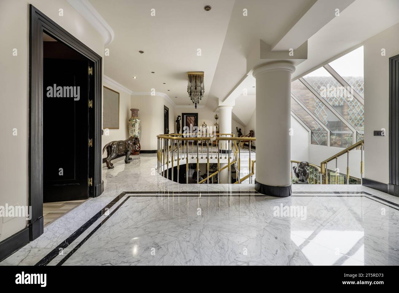 Eingangshallen und Treppenbereich eines luxuriösen Stadthauses mit poliertem Marmorboden Stockfoto