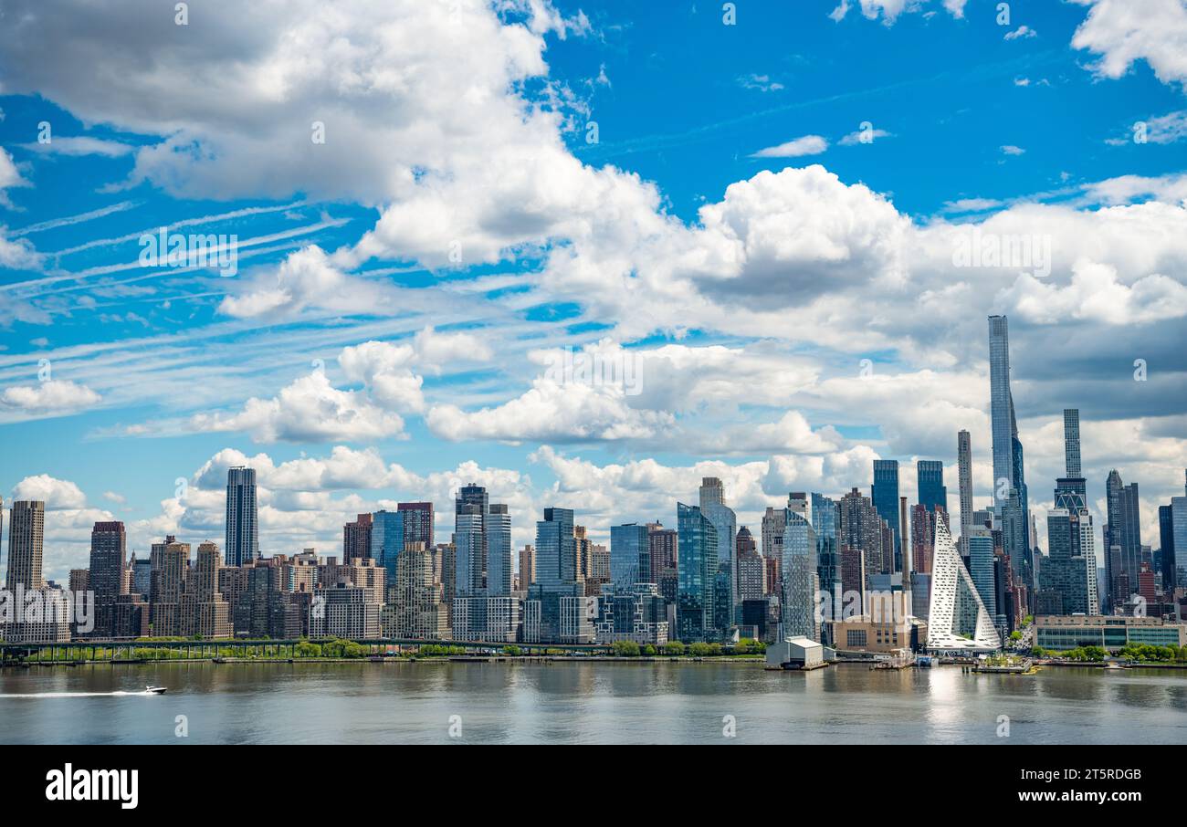 New York City, USA - 5. Mai 2023: Die Schönheit der Stadt Manhattan zeigt sich in der harmonischen Mischung aus moderner und historischer Architektur Stockfoto