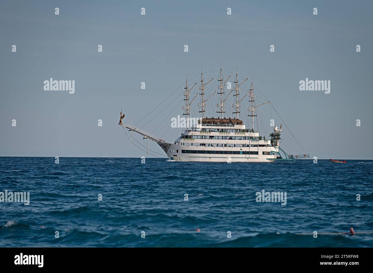 Sightseeing-Boot fährt im Meer. Antalya, Türkei Stockfoto