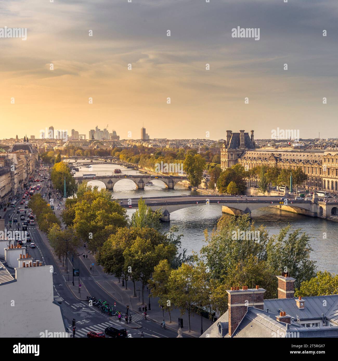 Paris, Frankreich - 11. Oktober 2023: Luftaufnahme von Paris. Das seine-Ufer mit seinen Brücken, das Grand Palais und das Viertel La Defense Stockfoto